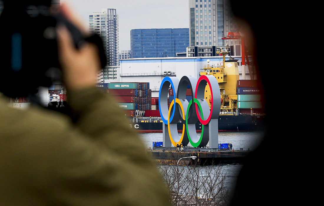 Токио готовится к летней Олимпиаде. В морском парке Одайба установили главный символ Игр - олимпийские кольца, которые будут находиться на плаву вплоть до закрытия соревнований.