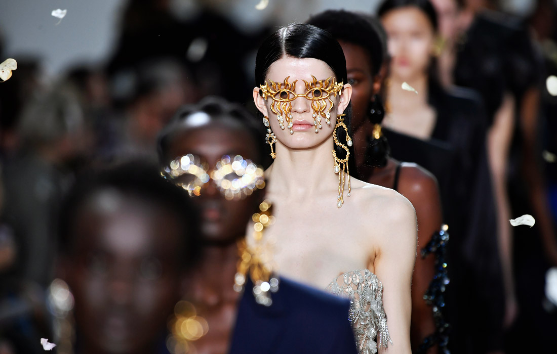 Модели представили творения американского дизайнера Дэниэла Розберри для Модного дома Schiaparelli во время Парижской недели моды