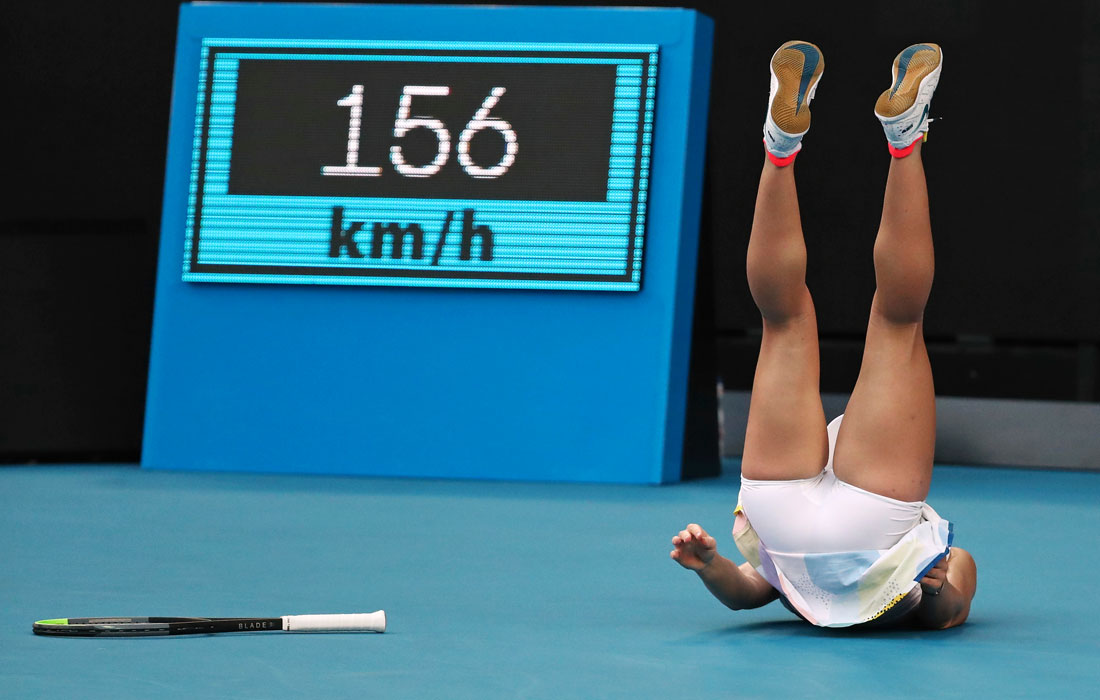 Третья ракетка мира румынка Симона Халеп упала во время первого сета против Дженнифер Брейди из США на чемпионате Австралии по теннису в Мельбурне. После падения ей наложили тейп на руку и она смогла одержать победу над американкой.