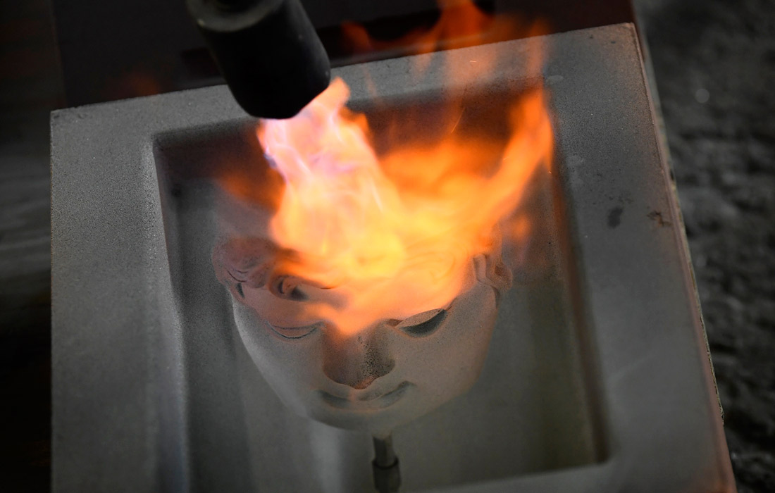 На литейном заводе New Pro в Лондоне готовят золотые маски премии Британской академии кино и телевизионных искусств (BAFTA) в преддверии ежегодной церемонии награждения