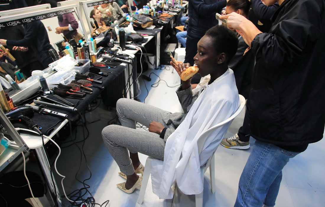 Модель перед показом коллекции Elie Saab на Неделе высокой моды