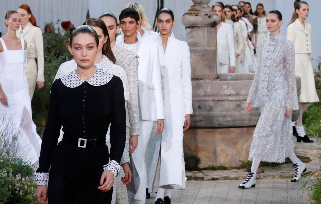 Модель Джиджи Хадид на показе коллекции Chanel