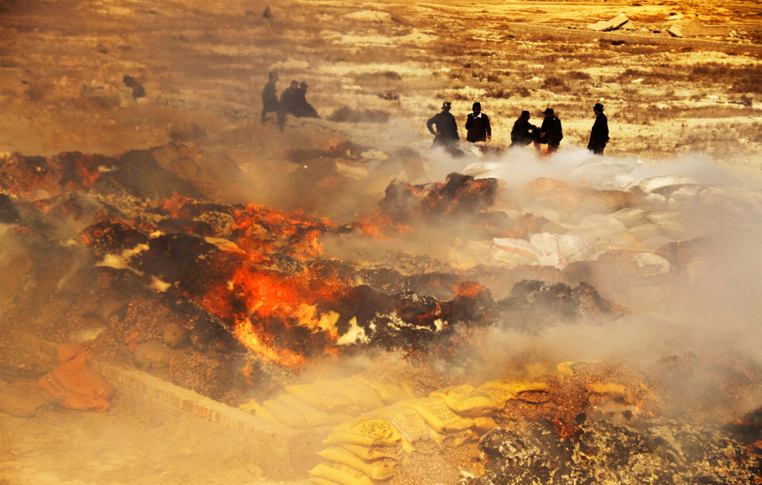 Сотрудники таможенной службы Пакистана уничтожили тысячи бутылок контрабандного алкоголя в Хайдарабаде