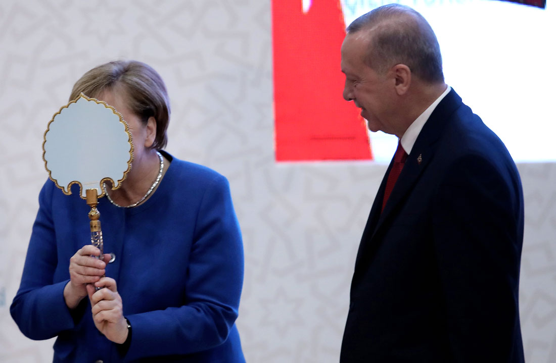 Канцлер Германии Ангела Меркель получила подарок от президента Турции Реджепа Эрдогана во время официальной церемонии открытия нового кампуса Турецко-немецкого университета в Стамбуле