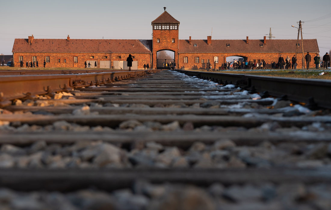 Железнодорожные пути к "воротам смерти" концлагеря Освенцим