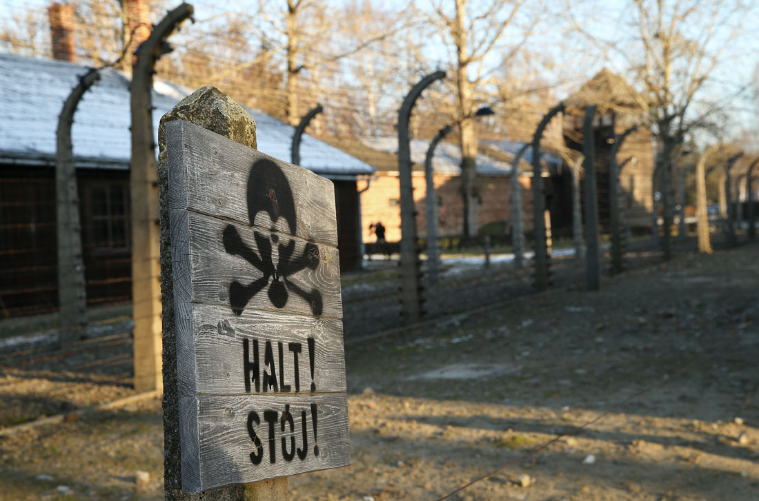 Табличка "Стой!", сохранившаяся на территории бывшего немецкого концентрационного лагеря Аушвиц