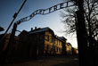 Вход в бывший нацистский лагерь Освенцим с печально знаменитой надписью "Труд делает свободным"