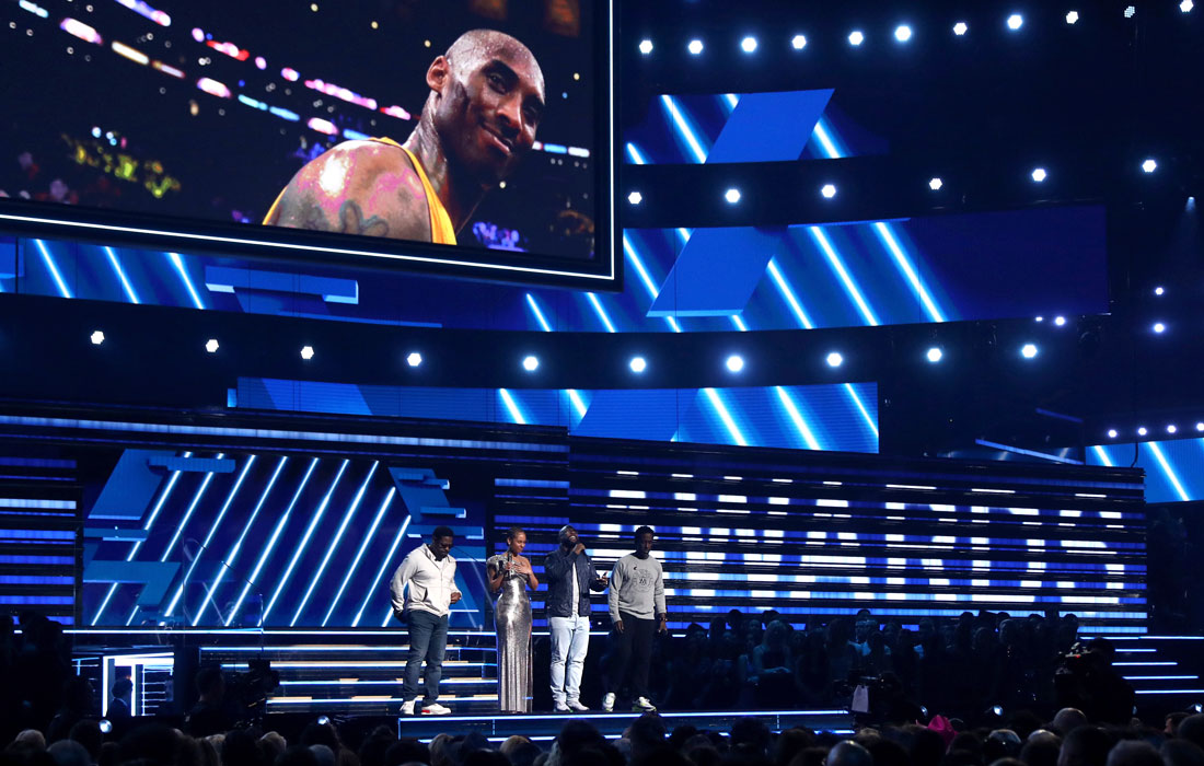 Ведущая церемонии Алиша Киз и Boyz II Men исполнили песню "So Hard To Say Goodbye to Yesterday" в память о баскетболисте Коби Брайанте