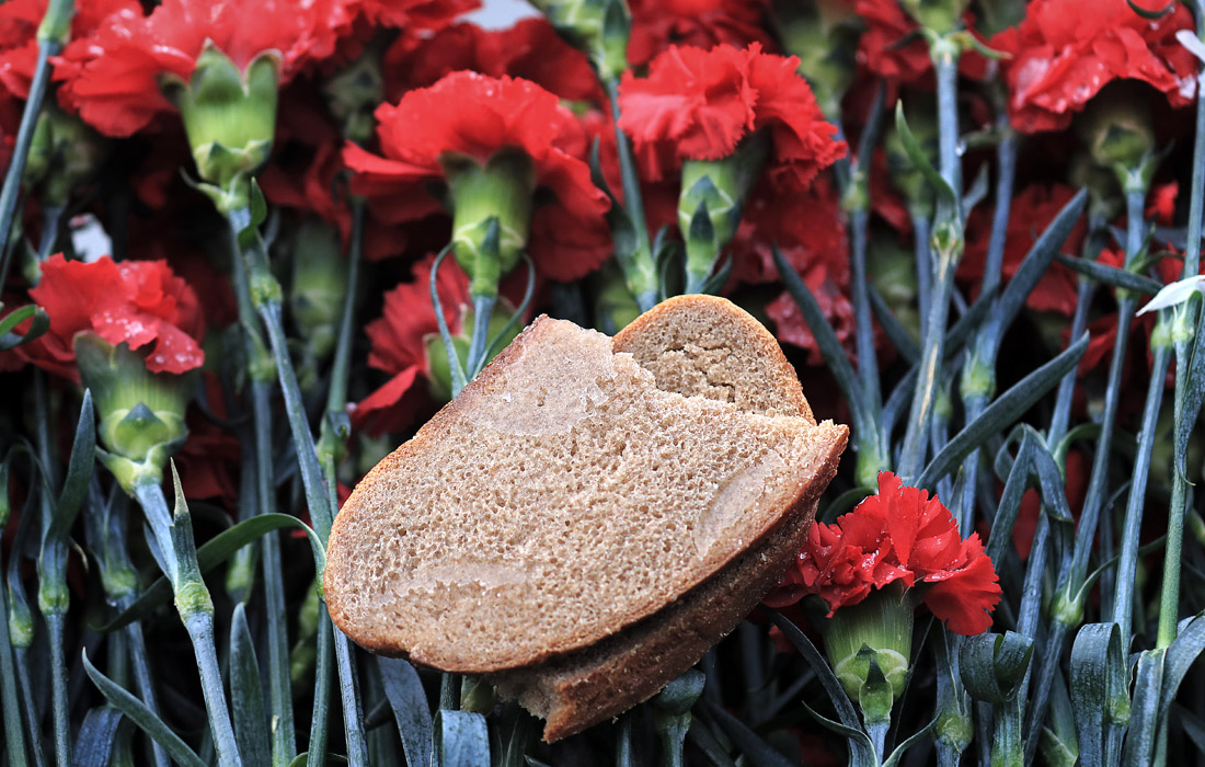 На Пискаревском кладбище в Санкт-Петербурге прошла церемония возложения венков и цветов к монументу "Мать-Родина" в день полного снятия блокады Ленинграда. За годы блокады погибли, по разным данным, от 400 тысяч до 1,5 миллиона человек.