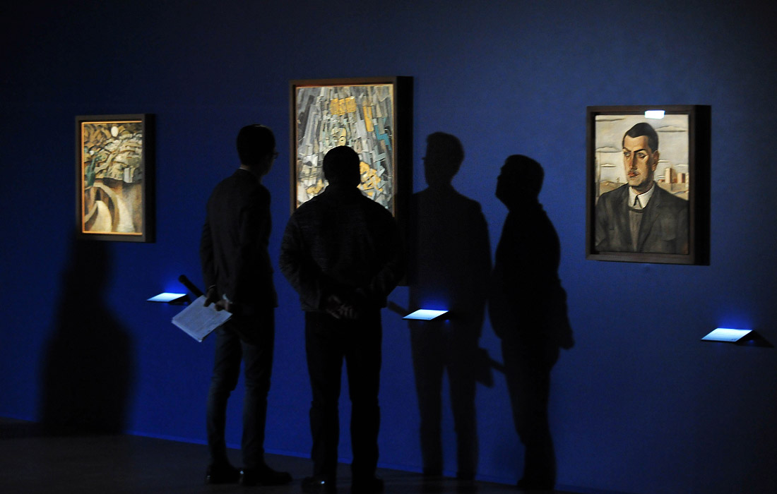 Картины "Кубический автопортрет" (в центре) и "Портрет Луиса Бунюэля" (справа)