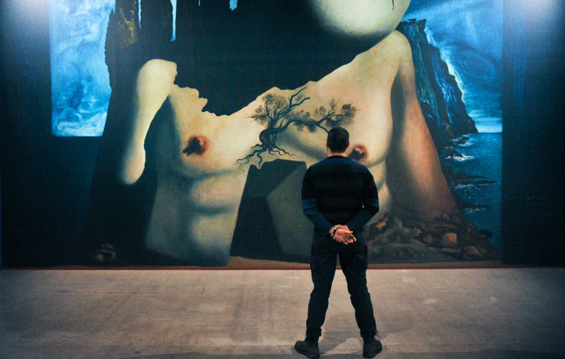 Мужчина возле работы "Эскиз декорации для балета "Лабиринт"