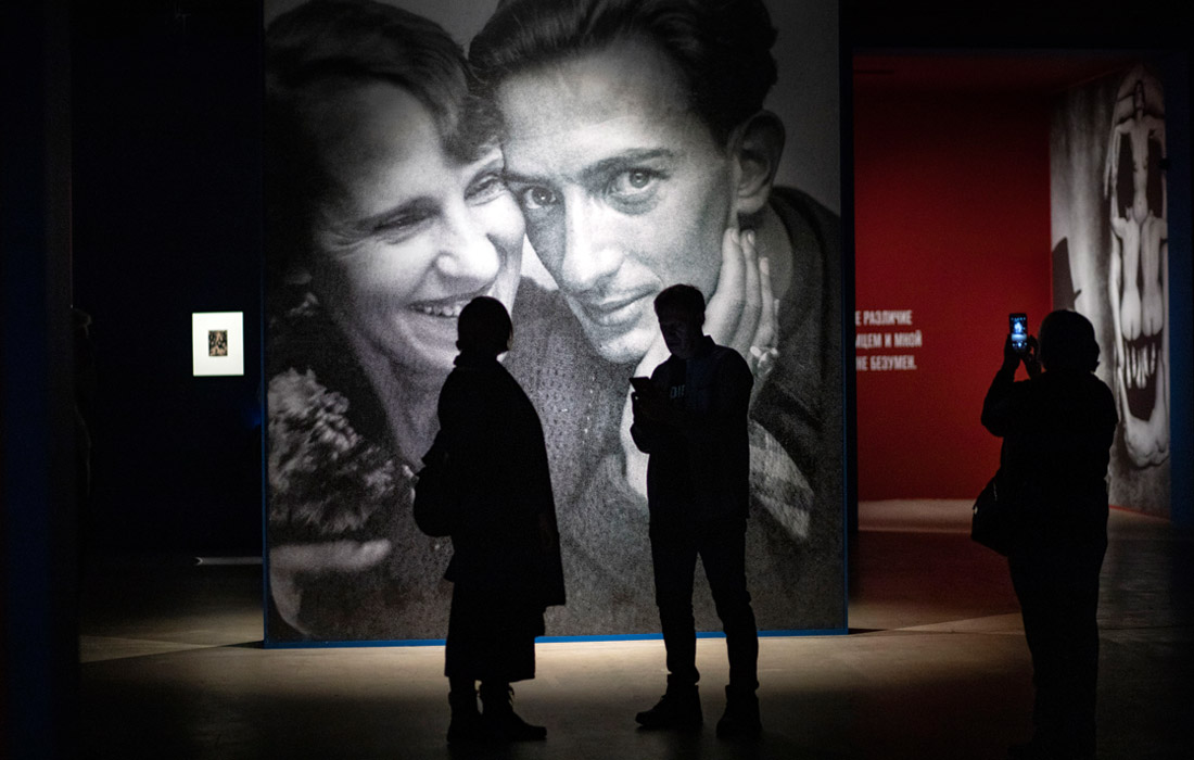 Посетители на выставке Дали в Москве