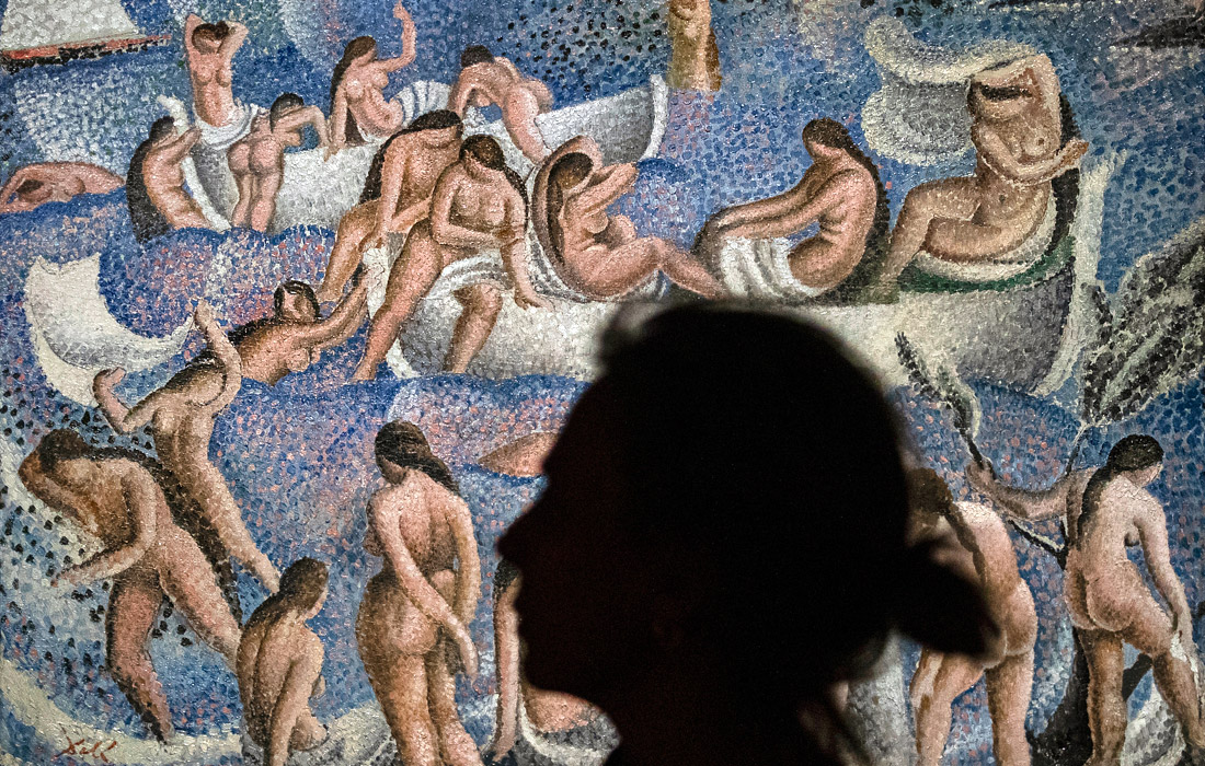 Посетительница на выставке в ЦВЗ "Манеж"