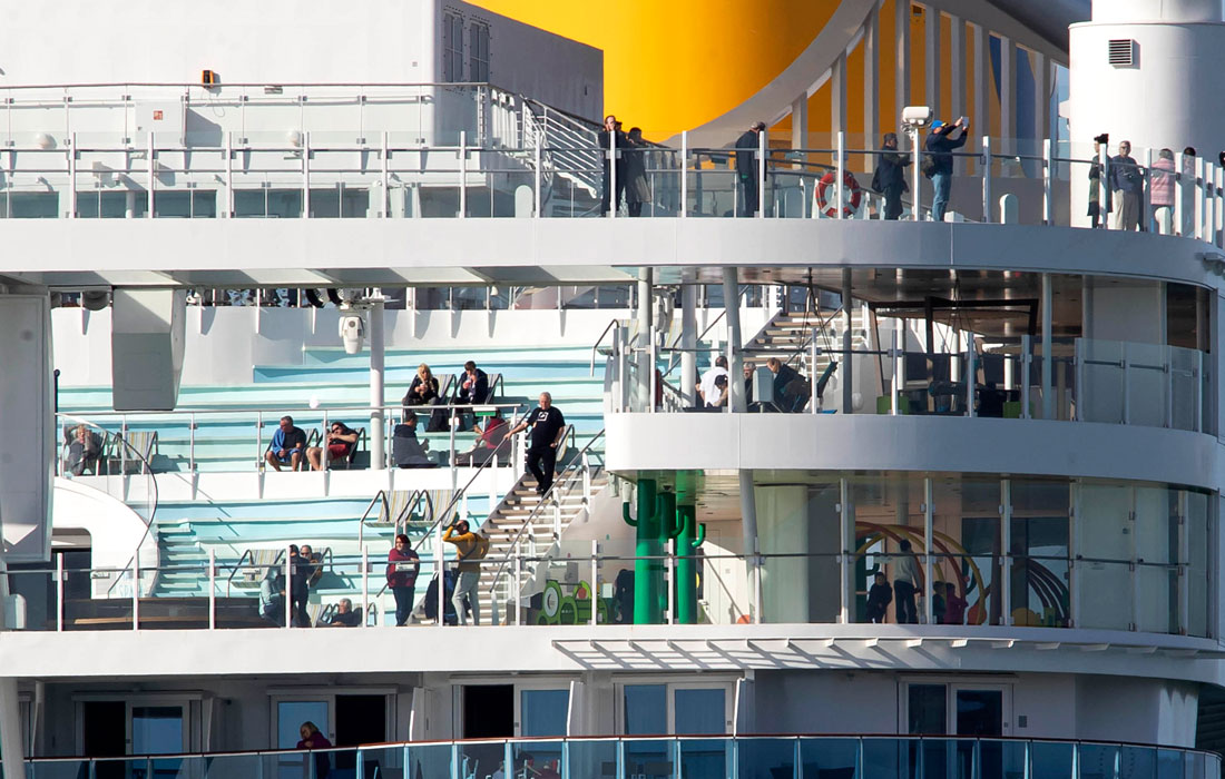 На круизном лайнере Costa Smeralda в порту города Чивитавеккья неподалеку от Рима застряли 6 тысяч пассажиров из-за болезни китайской пары