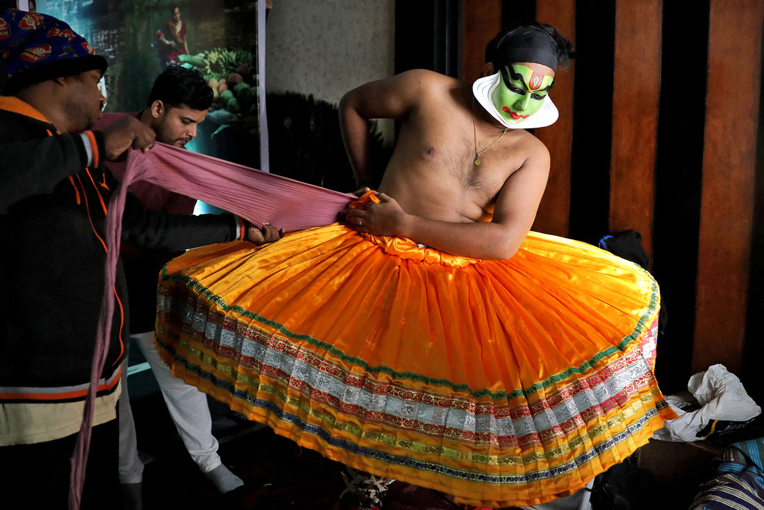 Артист во время подготовки к традиционному танцу в Калькутте, Южная Индия