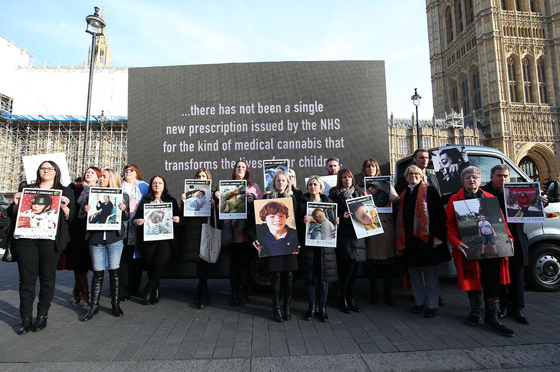 В Лондоне родители детей, больных эпилепсией, собрались у парламента и потребовали облегчить доступ больных к медицинскому каннабису