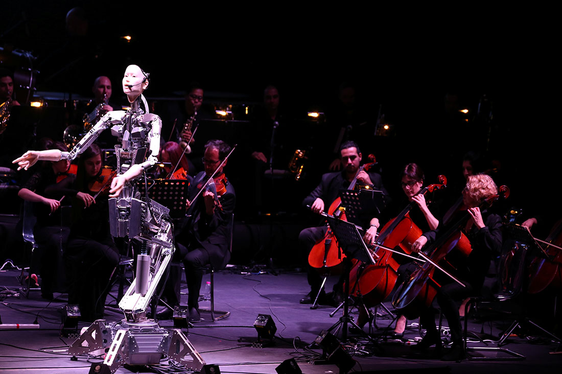 Появились фотографии робота-дирижера, выступившего накануне с концертом в ОАЭ