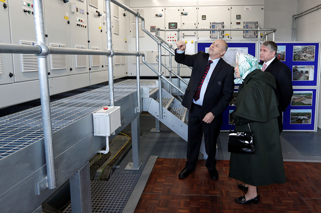 Королева Елизавета посетила водокачку в Норфолке