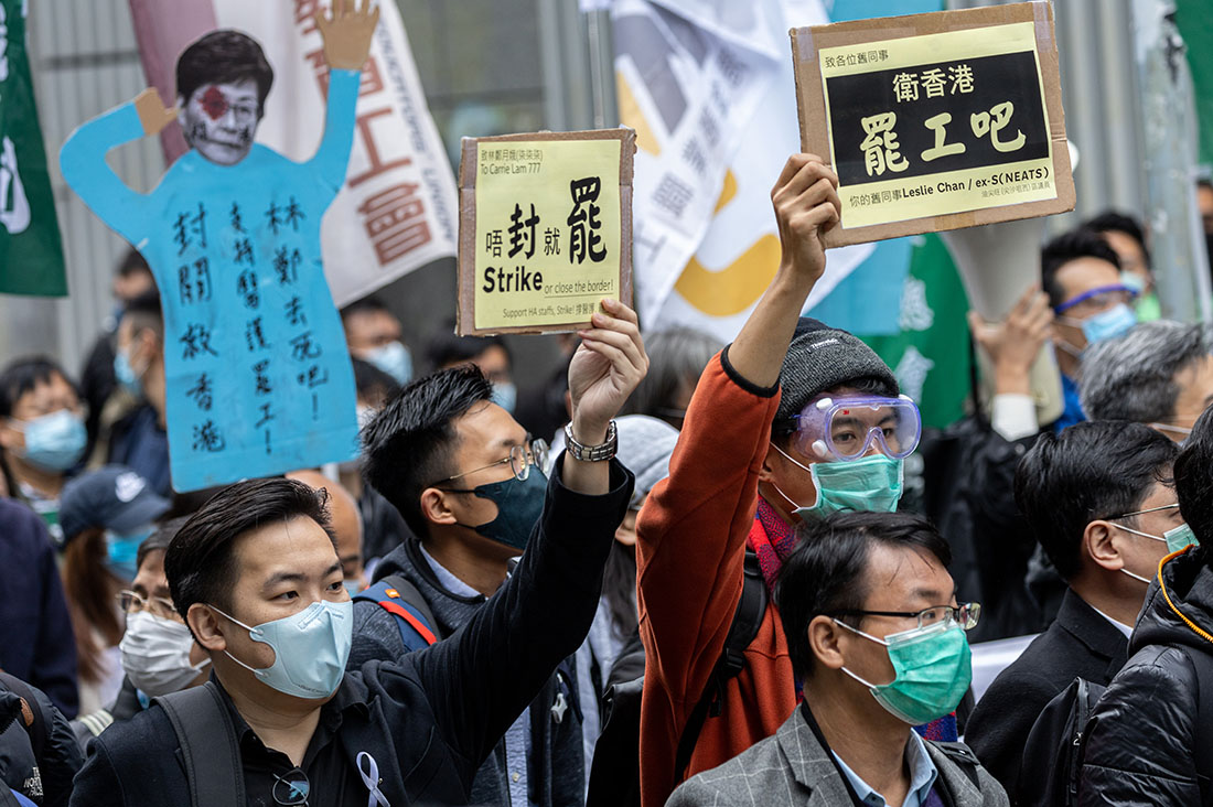 Гонконгские врачи вышли на улицы с требованием перекрыть границу с материковым Китаем