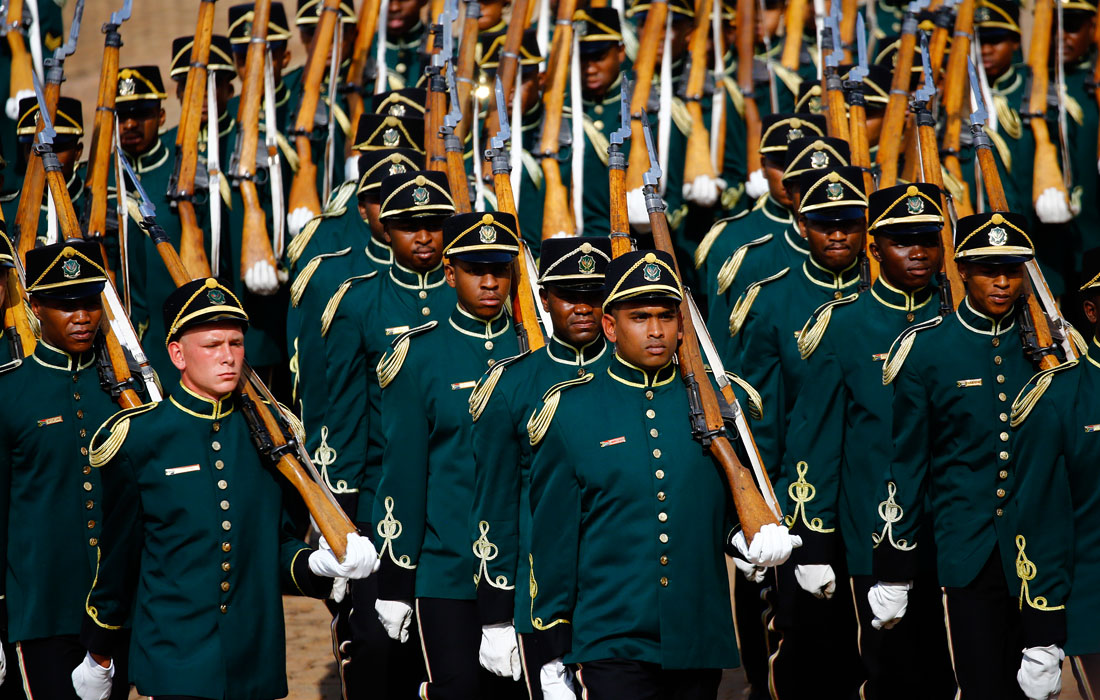 Почетный караул во время встречи президента ЮАР Сирила Рамафоса и канцлера Германии Ангелы Меркель в Претории