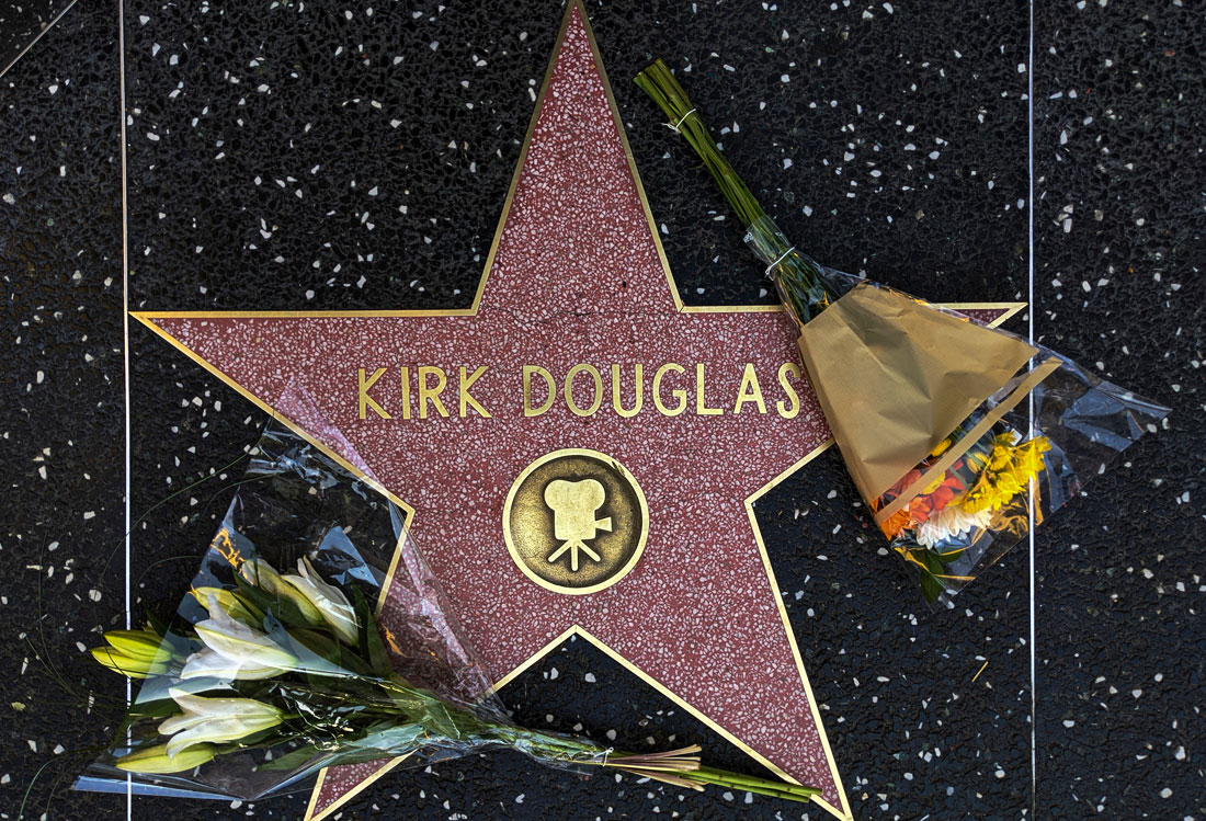 Американский актер Кирк Дуглас скончался в возрасте 103 лет