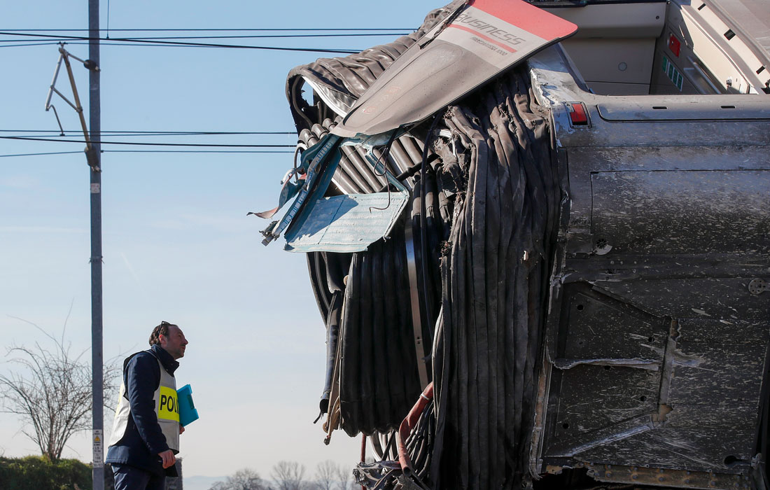 Скоростной поезд, следовавший по маршруту Милан - Болонья, сошел с рельсов в провинции Лоди, погибли два человека, около 30 пострадали