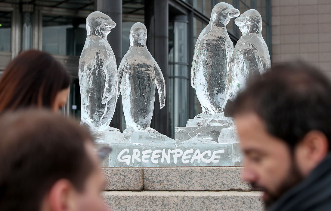 Загреб присоединился к глобальной акции Гринпис, которая будет проходить в двадцати странах в течение следующих нескольких дней. На фото: Скульптуры тающих ледяных пингвинов, символизирующие разрушительные последствия изменения климата и роль океана в их смягчении.