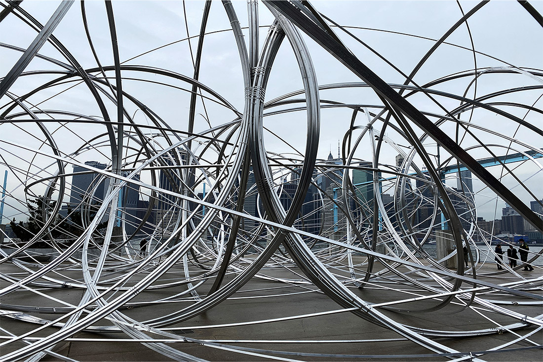 Скульптура художника Энтони Гормли "Очищение Нью-Йорка" в Бруклине