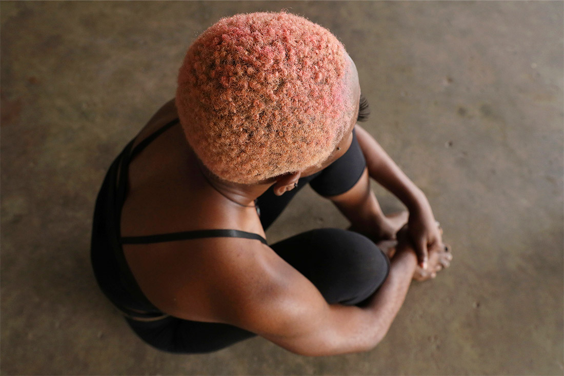 Артистка отдыхает после выступления на Национальном стадионе в Лагосе