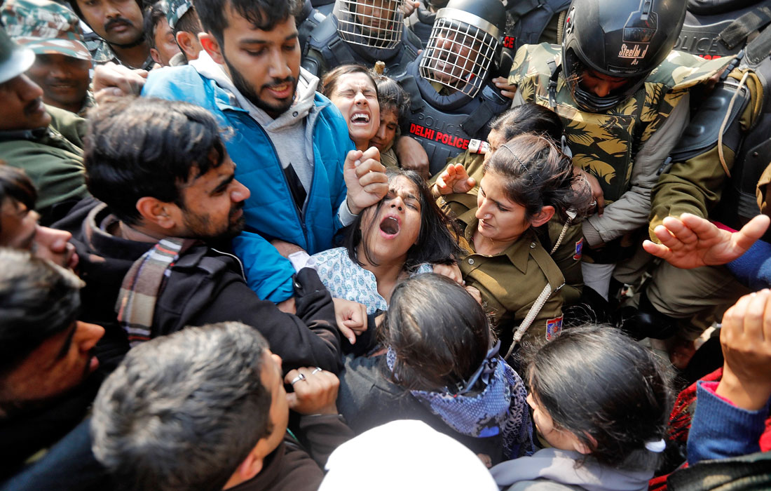Столкновения между протестующими против нового закона о гражданстве и полицией произошли возле университета в Нью-Дели, Индия