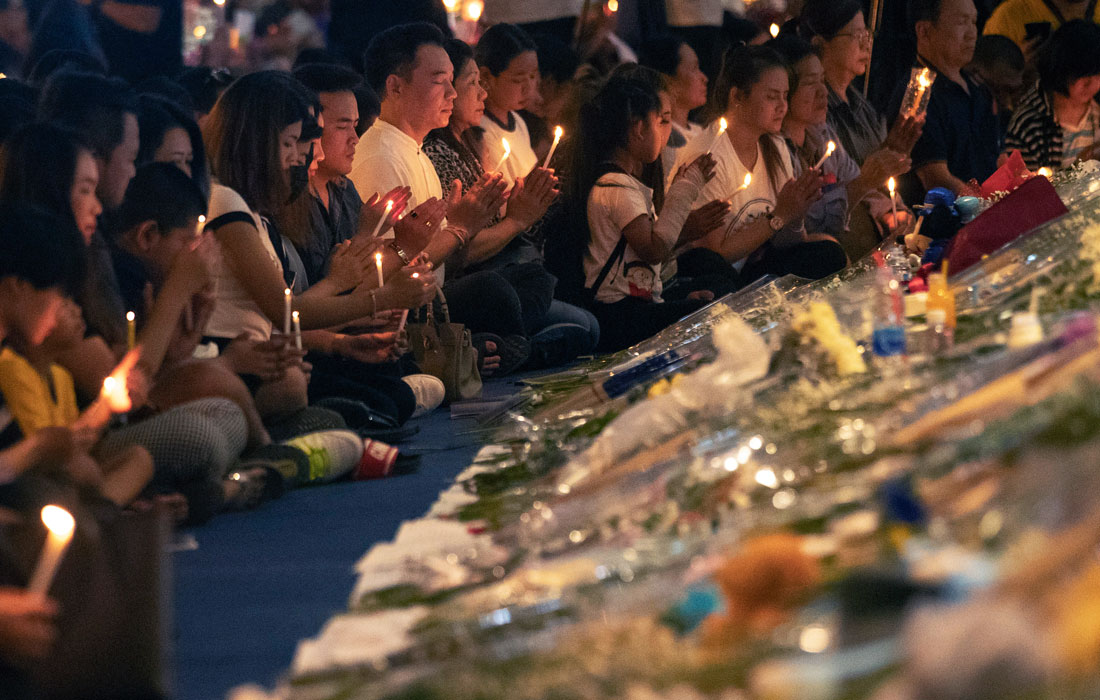 В Таиланде прошли мероприятия в память о погибших при стрельбе в торговом центре "Терминал 21" в городе Накхонратчасима (Корат). Жертвами стрелка стали 29 человек.