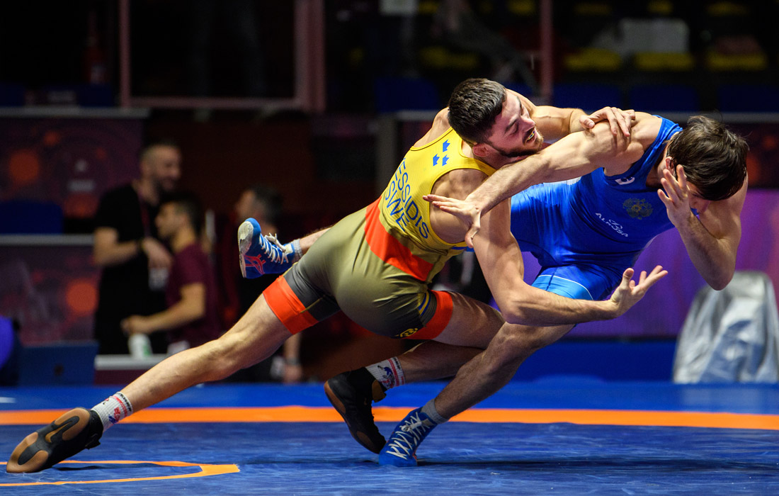 Чемпионат Европы по греко-римской борьбе проходит в Риме. На фото: шведский борец Алекс Кессидис (слева) и Ислам Опиев из России.