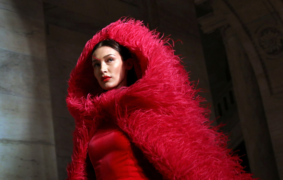 Модель Белла Хадид представила творения дизайнера Оскара де ла Ренты во время Недели моды в Нью-Йорке