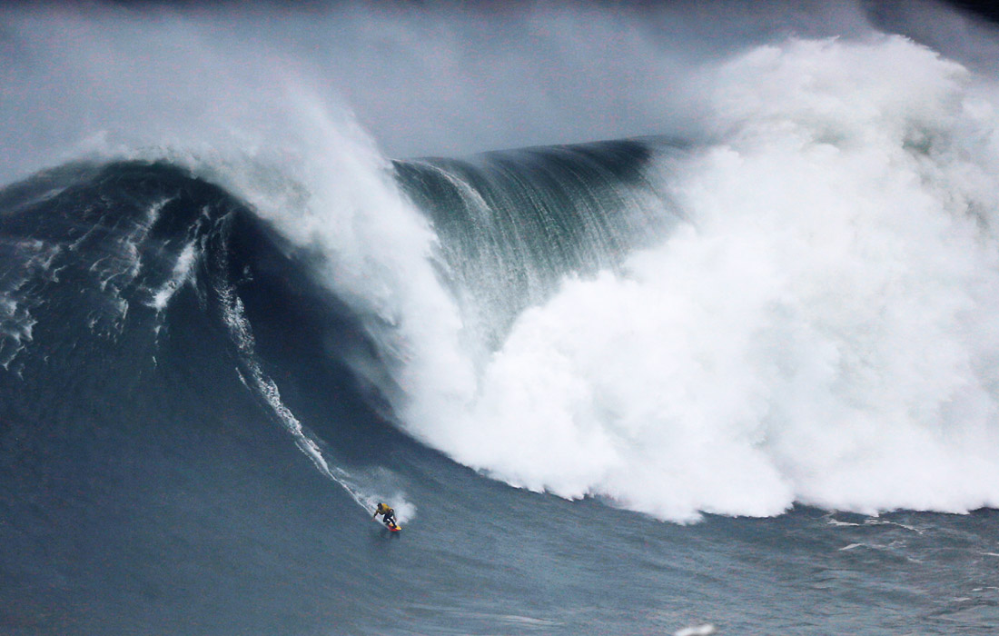 В португальском городе Назаре проходят ежегодные соревнования среди серферов