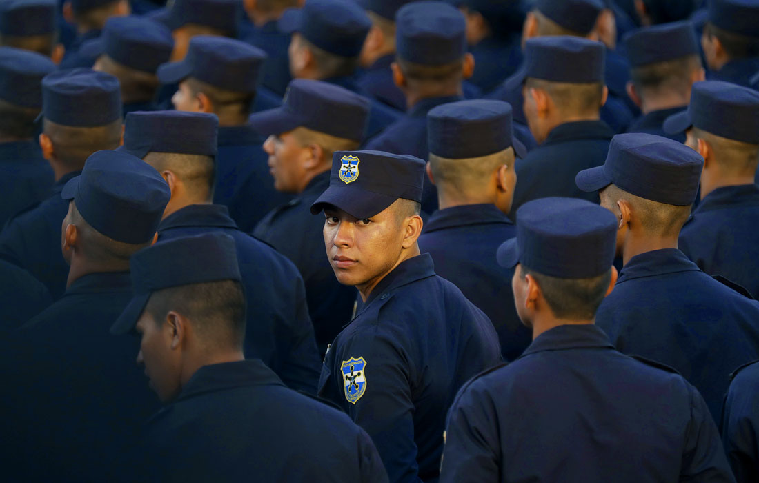 В Сан-Сальвадоре прошла церемония приведения к присяге новых офицеров полиции. 9 февраля солдаты впервые с 1990-х годов вошли в конгресс Сальвадора по указанию президента Наиба Букеле.