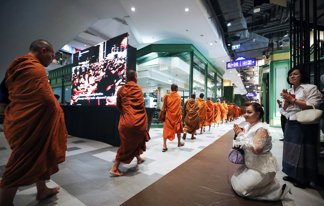 Буддийские монахи провели религиозный обряд в торговом центре Terminal 21 в память о жертвах стрельбы. В субботу, 8 февраля, военнослужащий армии Таиланда Джаккрапант Томма застрелил нескольких сослуживцев, угнал военный автомобиль и позже открыл стрельбу из автомата по посетителям торгового центра в городе Накхон Ратчасима. Погибли 26 человек.