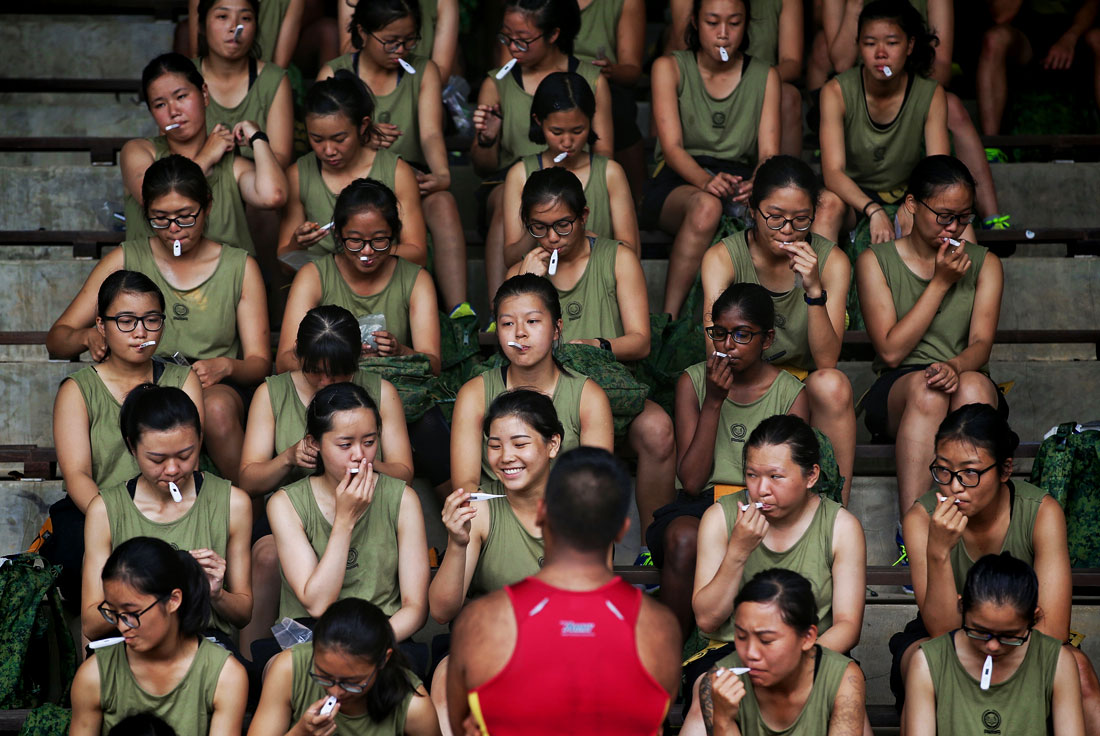 Военнослужащие измеряют температуру в тренировочном лагере в Сингапуре
