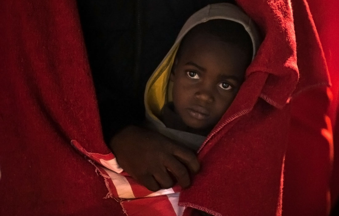 Мигранты, спасенные береговой охраной Испании в Средиземном море