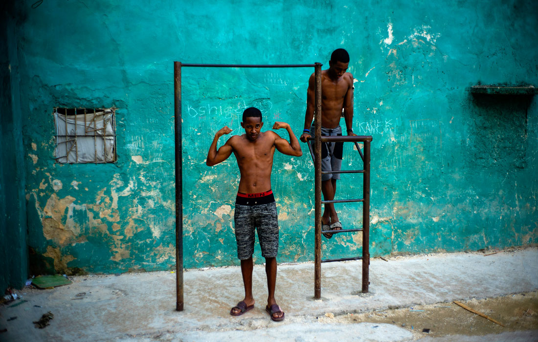 Тренировка на уличных турниках в Гаване, Куба