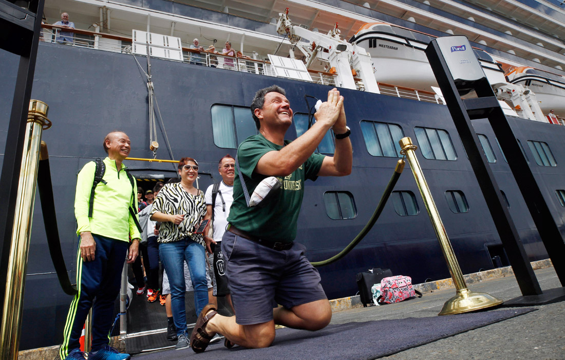 Камбоджа разрешила сойти на берег пассажирам круизного лайнера Westerdam. Лайнер провел две недели в море после того, как пять стран отказались его принять из-за опасений, что на борту есть зараженные новым коронавирусом люди. На лайнере находились 1 тыс. 455 пассажиров, включая восемь граждан России и 802 члена экипажа.