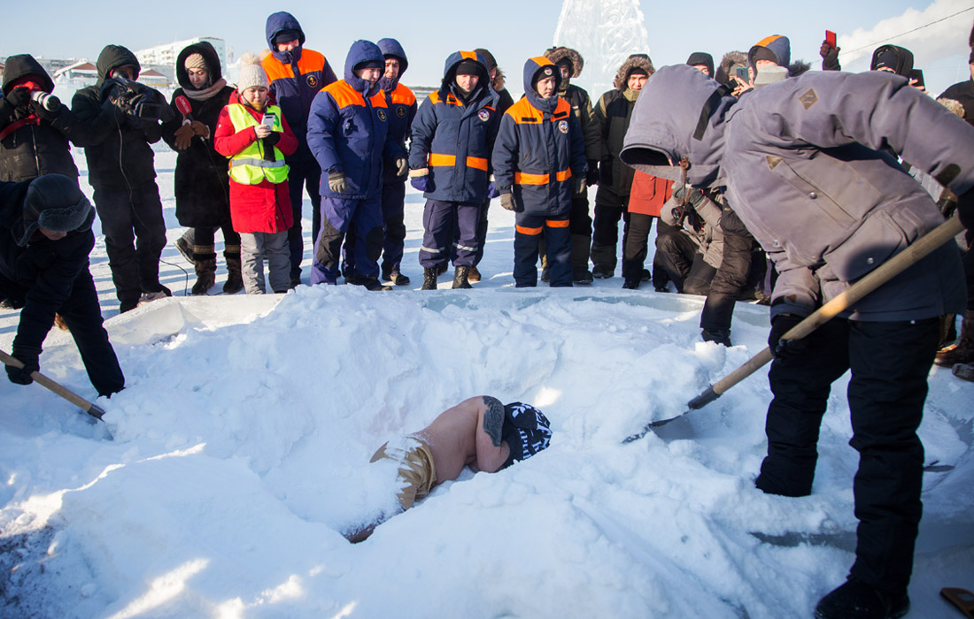 Житель Калининграда установил рекорд по самому долгому пребыванию под снегом в Якутске. Олег Резанов продержался 12 минут и 52 секунды при температуре воздуха минус 35 градусов по Цельсию.