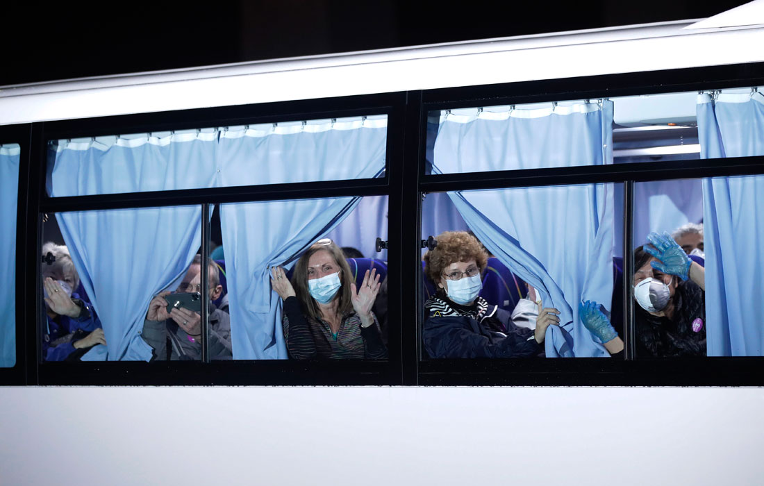 США, Канада, Южная Корея, Гонконг и Италия начали эвакуацию своих граждан, которые прошли двухнедельный карантин на круизном лайнере Diamond Princess