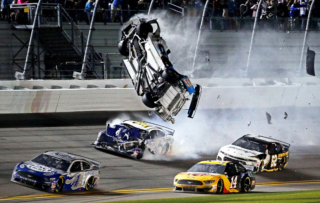 Американский автогонщик Райан Ньюман попал в аварию на финише гонки Daytona 500, которая проходила во Флориде. Спортсмен находится в тяжелом состоянии в госпитале, в настоящий момент его жизни ничего не угрожает.