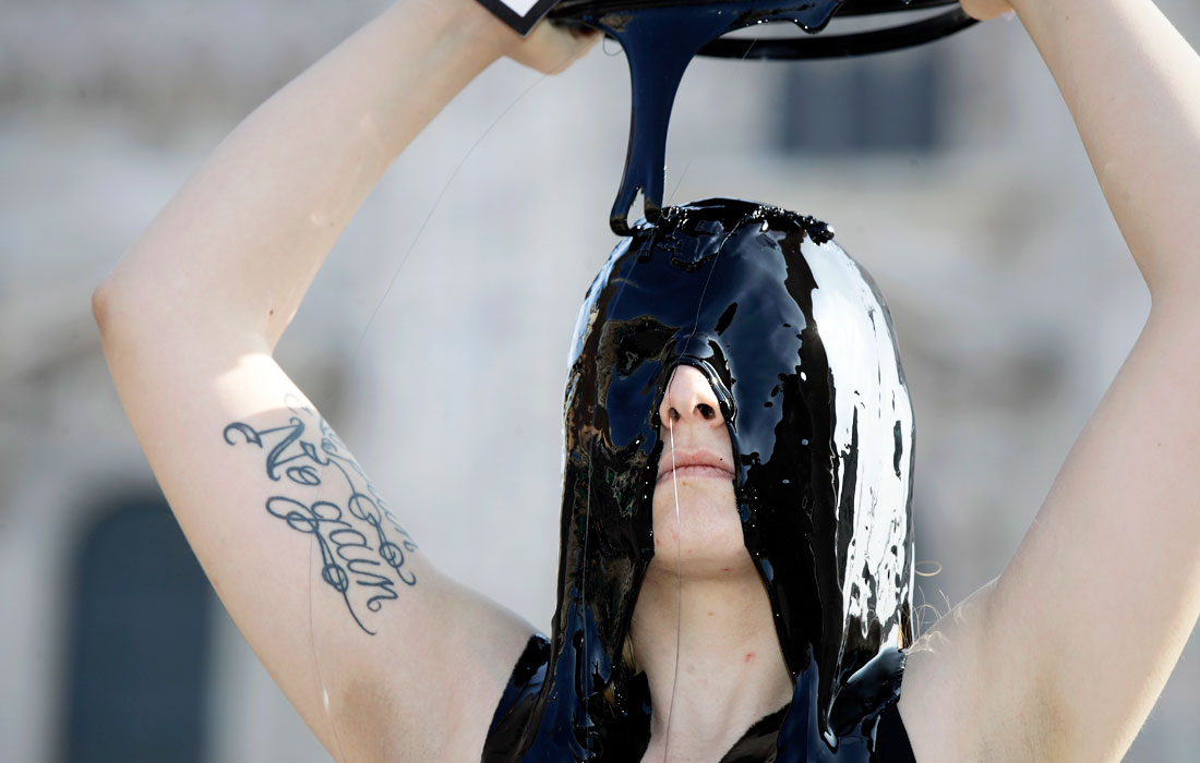 В Милане в преддверии Недели моды прошла акция экоактивистов против использования в одежде меха и кожи животных