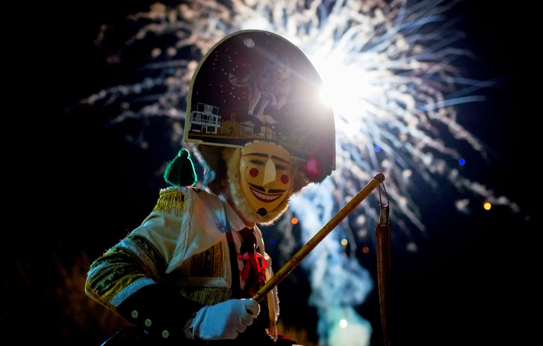 Традиционный карнавал в испанском городе Верин перед началом Великого поста. На фото: участник карнавала в костюме одного из главных его персонажей.