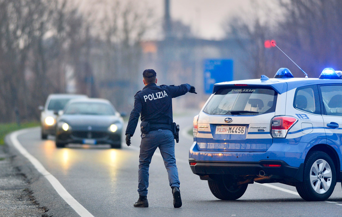Власти страны с воскресенья принимают масштабные меры по сдерживанию распространения вируса. Карантин вводится в 12 городах провинций Ломбардия и Венето, примерно 50 тысяч жителей из этих населенных пунктов будут вынуждены остаться дома. Людям запрещено въезжать или выезжать в области, которые оказались на карантине.