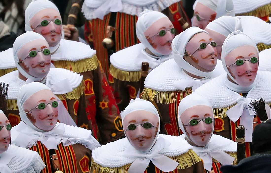 В бельгийском Бинше традиционным уличным шествием Жилей (главных героев праздника) завершается известный на весь мир карнавал, занесенный в список шедевров устного и нематериального культурного наследия ЮНЕСКО