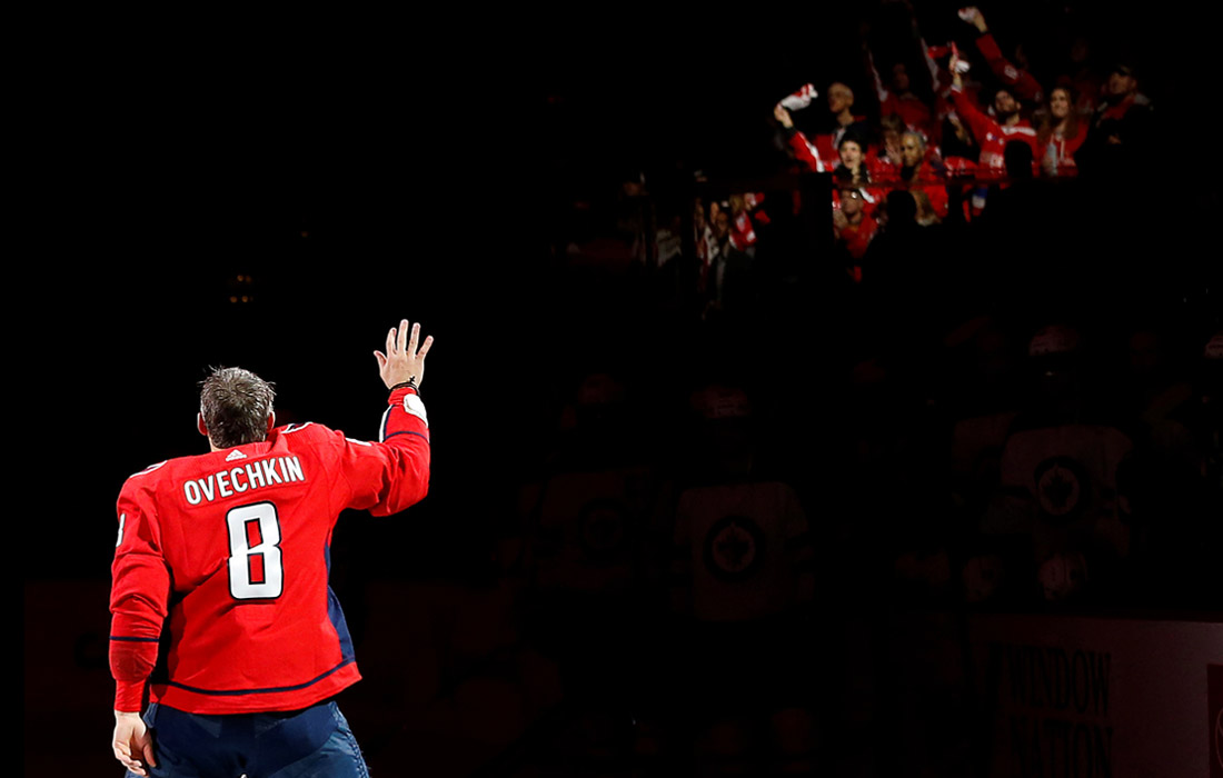Домашний матч "Вашингтон Кэпиталз" против "Виннипег Джетс" начался с церемонии поздравления Александра Овечкина с 700-й шайбой в карьере