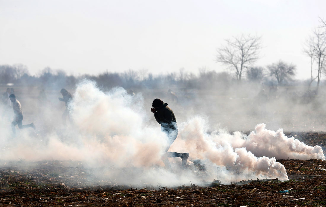 Греческая полиция применяет слезоточивый газ и светошумовые гранаты против мигрантов