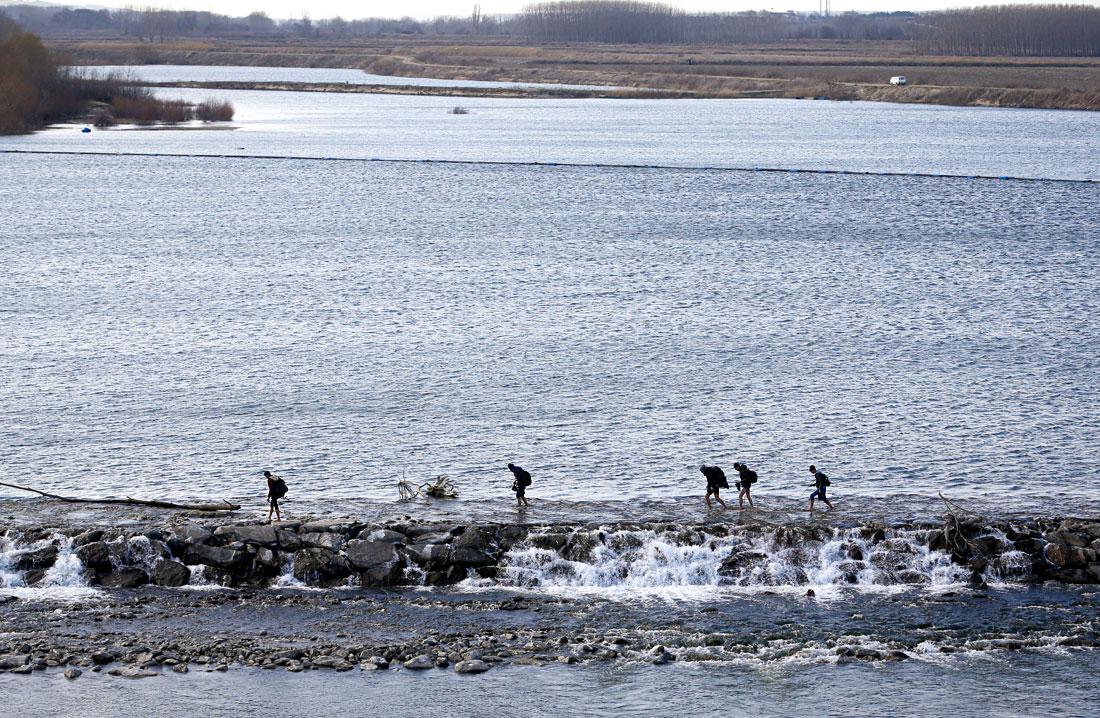 Беженцы пытаются проникнуть на территорию Греции по суше и через проходящую вдоль границы реку Мерица